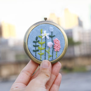 春日花朵名字刺繡鏡子 - 藍色田園 HW006-001