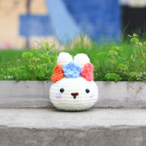 戴花髮帶的小兔