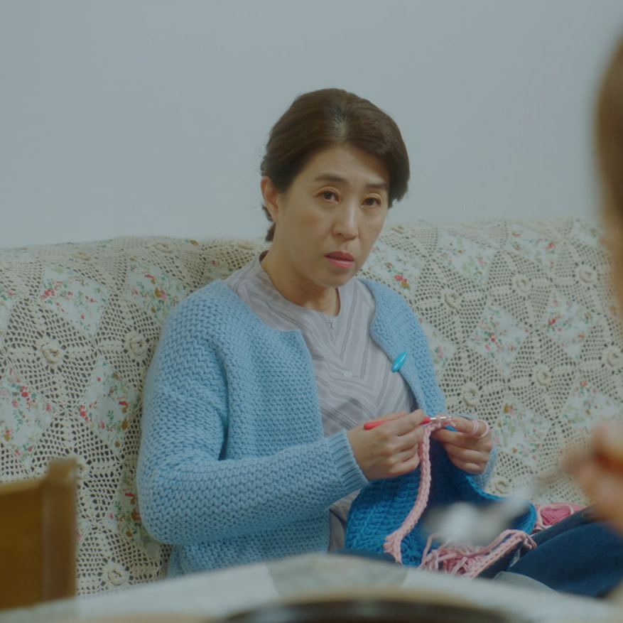 一邊管教女兒，同時手中動作不停，超級搞笑。