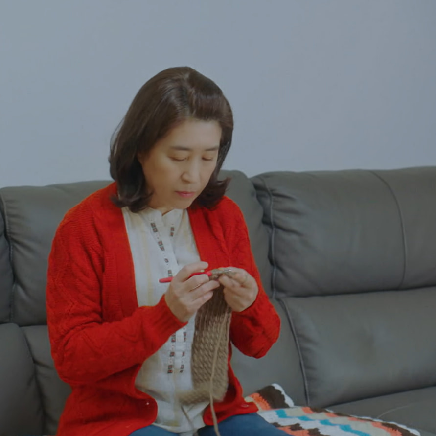 嗯……看不出來在鉤甚麼，如果是圍巾又太窄了，難道是在拼包包？