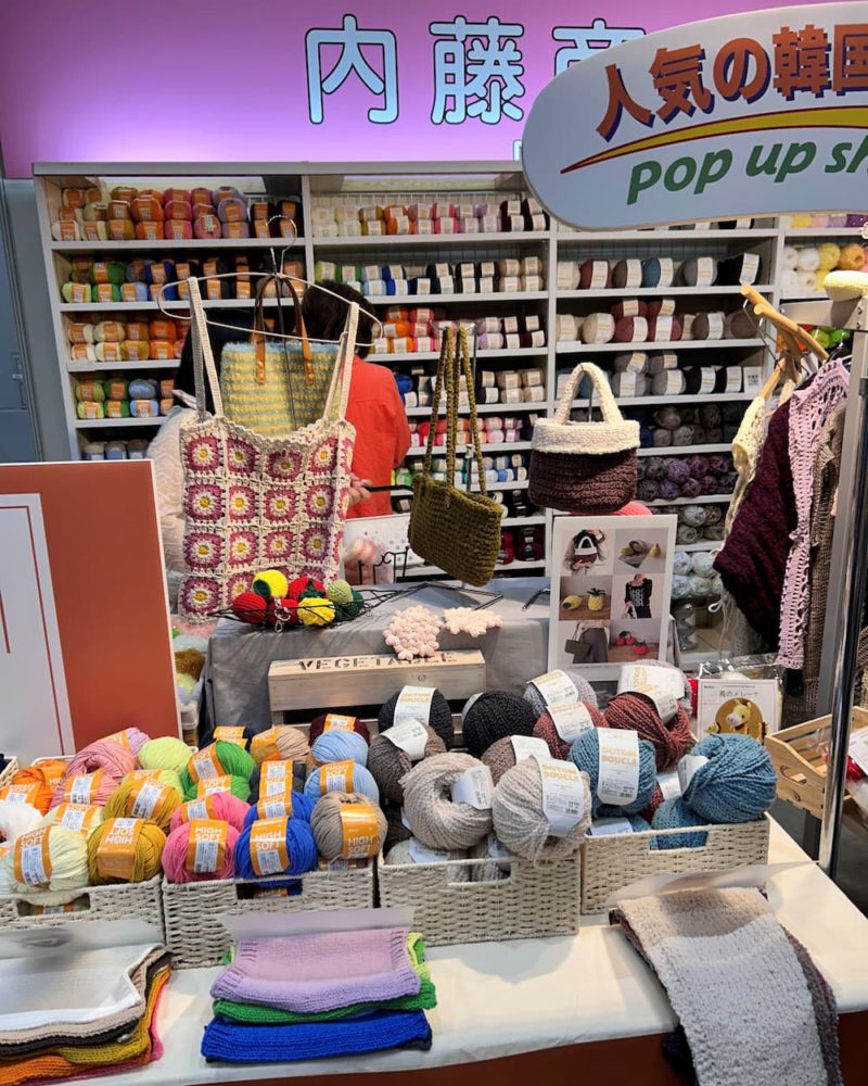 日本Hobby Show上的韓國毛線品牌pop-up store，展示了鉤織托特包和各種顏色豐富的線材。