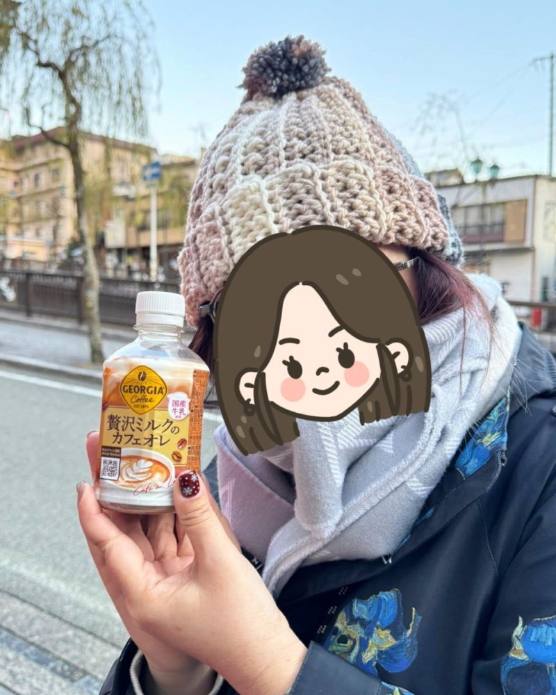 織友Anna Lam佩戴著使用Lane Mondial段染線鉤織的尖頂毛線帽，手持咖啡瓶遮住臉部。